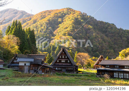 《富山県》黄葉の菅沼合掌造り集落・日本の原風景 120344196
