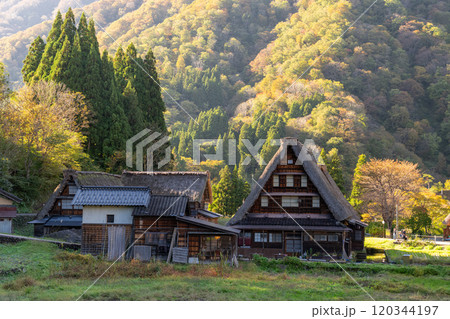 《富山県》黄葉の菅沼合掌造り集落・日本の原風景 120344197