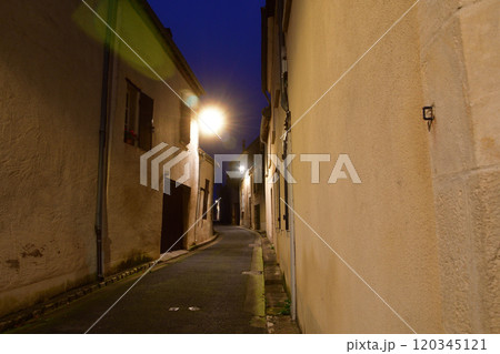 サンセール、フランス。サンセールの街、路地の夜景。2024年11月2日撮影。 120345121