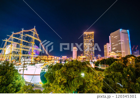 日本の横浜都市景観 桜木町駅前・日本丸や横浜市役所、みなとみらいの街などを望む。希望の光…＝17日 120345301