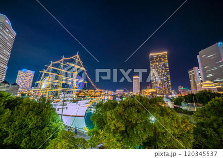 日本の横浜都市景観 桜木町駅前・日本丸やみなとみらいの街などを望む。新時代に希望の光＝11月17日 120345537