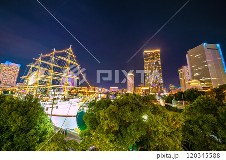 日本の横浜都市景観 桜木町駅前・日本丸やみなとみらいの街などを望む。新時代に希望の光＝11月17日 120345588
