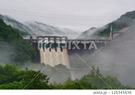 大雨の後に放水する丸山ダム 120345636