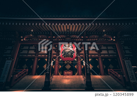 東京の浅草寺の夜景 120345899