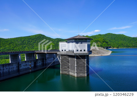 堤頂広場から見る忠別湖（忠別ダム） 120346229