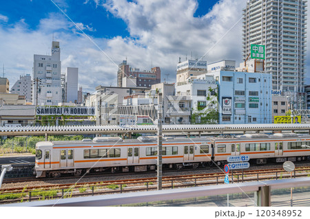 青空が広がるJR清水駅東口から見たJR清水駅と高層ビルの風景(静岡県) 120348952