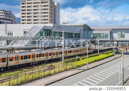 青空が広がるJR清水駅東口の駅舎と高層ビル群の都市風景(静岡県) 120348953