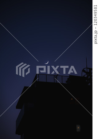 夕べの月 120349581