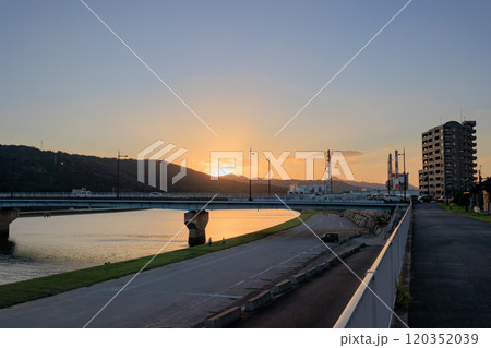 薩摩川内市の夕暮れ 川内川のマジックアワー 薩摩川内市の夕暮れ 川内川のマジックアワー 120352039