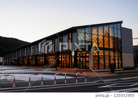 夕暮れのセンノオト（本館）　国内最大規模の木造ZEB建物 120352905