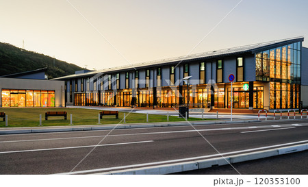 夕暮れのセンノオト（本館と別館）　国内最大規模の木造ZEB建物 120353100