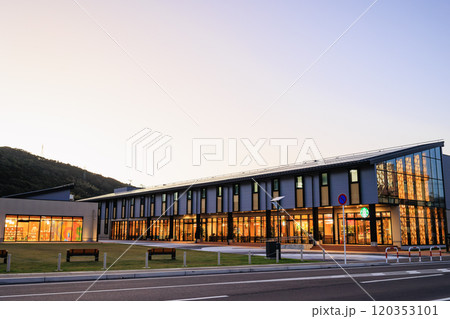 夕暮れのセンノオト（本館と別館）　国内最大規模の木造ZEB建物 120353101