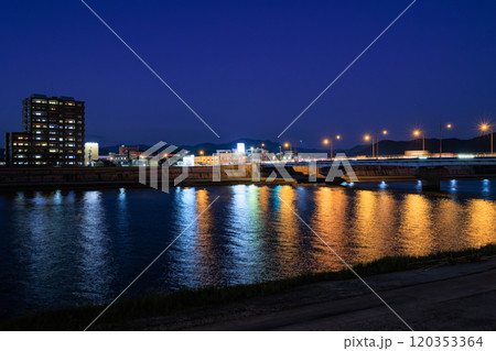 薩摩川内市の夜景 川内川に反射する橋の明かり 薩摩川内市の夜景 川内川に反射する橋の明かり 120353364