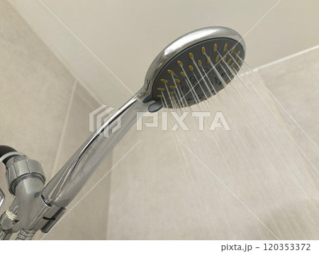 シャワーから流れる水 シャワーから流れる水 120353372