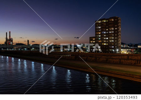 薩摩川内市の夜景 中越パルプと街並み 川内川に反射する明かり 薩摩川内市の夜景 中越パルプと街並み 川内川に反射する明かり 120353493