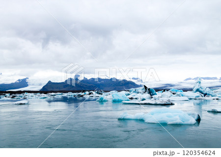 Icebergs on water, Jokulsarlon glacial lake, Iceland 120354624