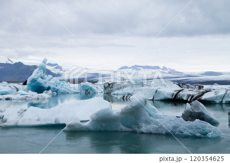 Icebergs on water, Jokulsarlon glacial lake, Iceland Icebergs on water, Jokulsarlon glacial lake, Iceland 120354625