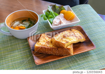 朝食にフレンチトースト 120356043