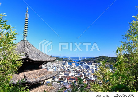 【広島県】晴天の三重塔と尾道の町並み（天寧寺） 120356070