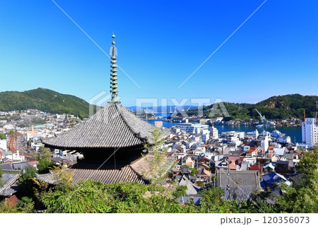 【広島県】晴天の三重塔と尾道の町並み（天寧寺） 120356073