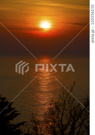 知床の夕日 知床の夕日 120356210