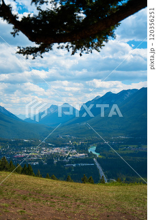 Beautiful scenic views of the mountain valley of Banff in the national park of Canada 120356251