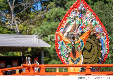 三重県伊勢市伊勢神宮で行われる秋の神楽祭の演目である迦陵頻の舞人 120358073