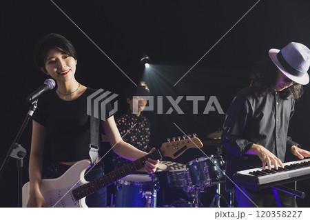 バンド　ライブ 120358227
