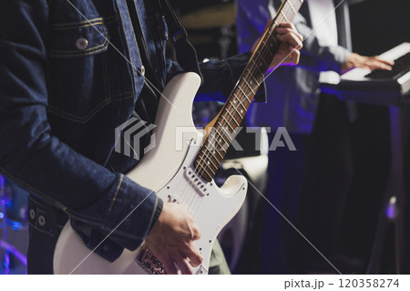 バンド　ライブ 120358274