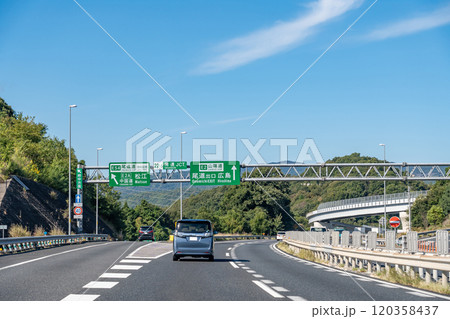 広島県尾道市　山陽自動車道の尾道ジャンクション付近を走行中の乗用車 120358437