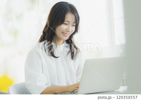 若い女性、ビジネスウーマン、在宅、オフィスカジュアル 120358557