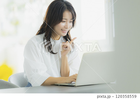 若い女性、ビジネスウーマン、在宅、オフィスカジュアル 120358559