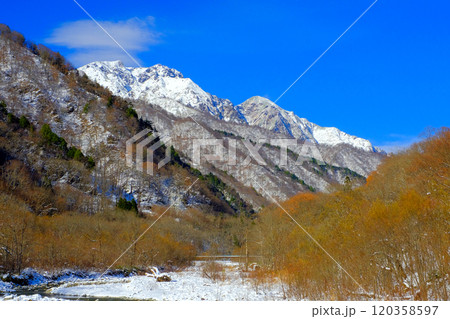 冬の晴れた日の谷川岳 冬の晴れた日の谷川岳 120358597