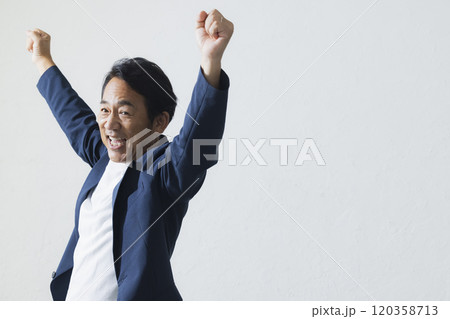 元気な中年男性 120358713