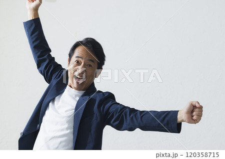 元気な中年男性 120358715