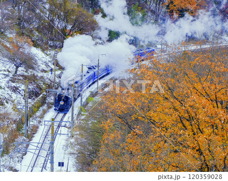 紅葉の中を走る蒸気機関車 120359028
