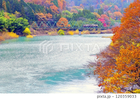 紅葉のわたらせ渓谷と鉄橋 120359033