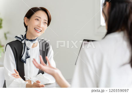 ビジネスイメージ　女性　笑顔 120359097