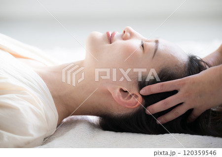 仰向けでヘッドマッサージやヘッドスパなどをするイメージのバナーのクローズアップの横顔 仰向けでヘッドマッサージやヘッドスパなどをするイメージのバナーのクローズアップの横顔 120359546