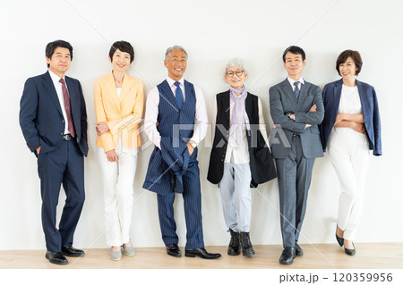シニア世代のビジネスマンとキャリアウーマン 120359956