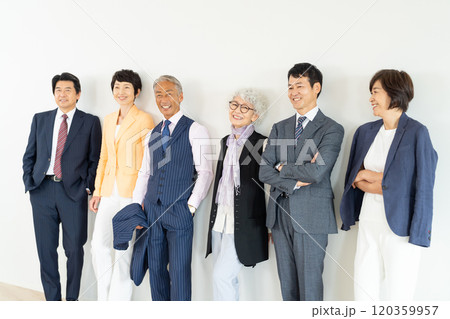 シニア世代のビジネスマンとキャリアウーマン シニア世代のビジネスマンとキャリアウーマン 120359957