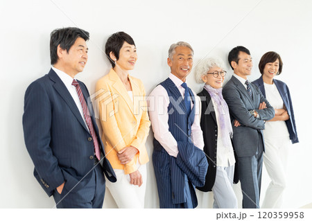 シニア世代のビジネスマンとキャリアウーマン 120359958