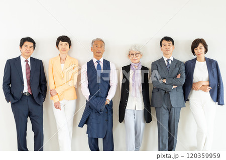シニア世代のビジネスマンとキャリアウーマン 120359959