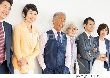 シニア世代のビジネスマンとキャリアウーマン 120359967