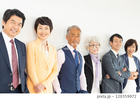 シニア世代のビジネスマンとキャリアウーマン 120359972