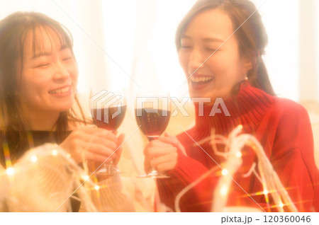 ホームパーティでワインの乾杯する二人の女性　　 120360046