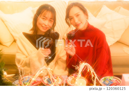 ホームパーティでワインの乾杯する二人の女性　　 120360125