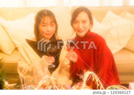 ホームパーティでワインの乾杯する二人の女性 ホームパーティでワインの乾杯する二人の女性 120360127