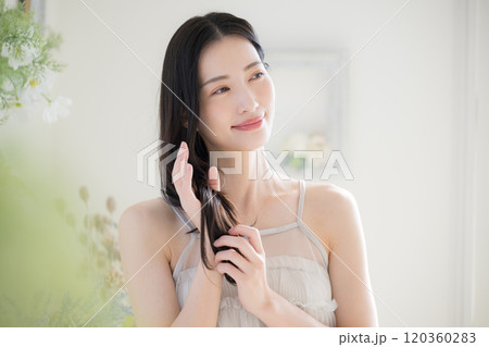 若い女性のロングヘアのヘアケアのビューティーのボタニカルイメージ 120360283