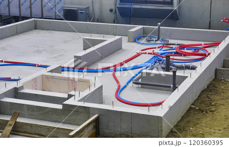 新築住宅の基礎の給水管・排水管の基礎工事　 120360395